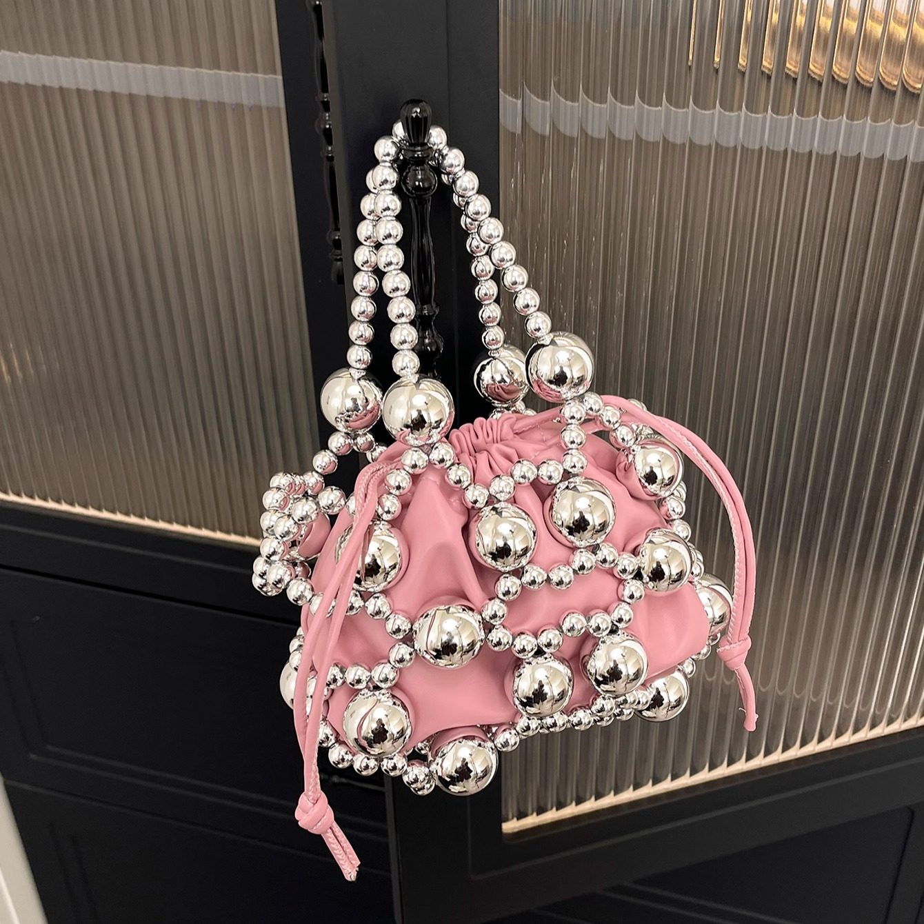 小众串珠水桶包女高级感百搭手提斜挎包银色包手工编织迷你手机包