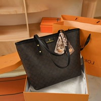 Черная коллекция, чтобы отправить шелковый шарф