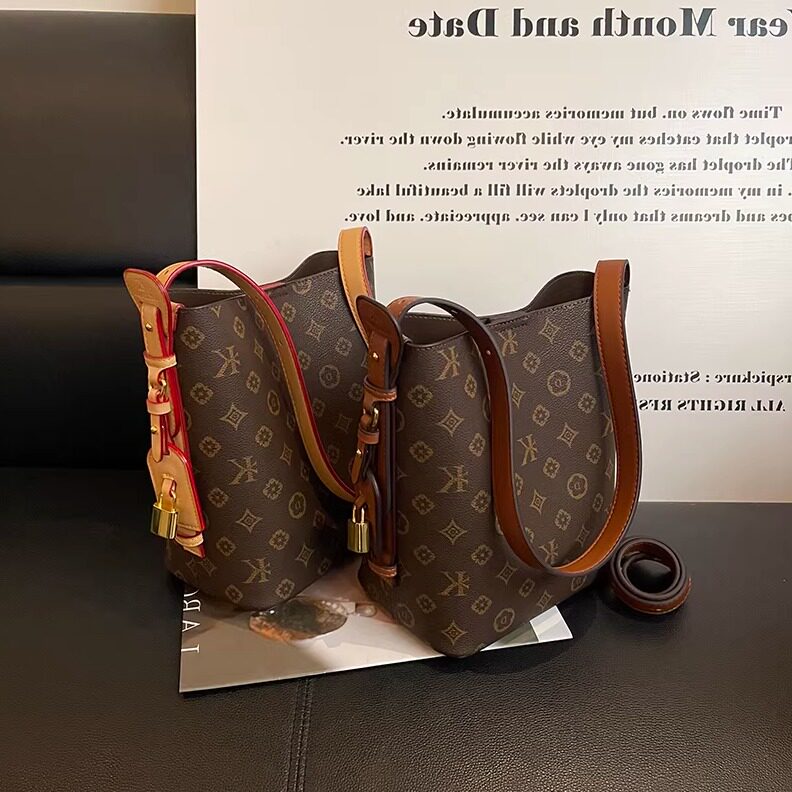 高级质感老花水桶包女2026春新款大容量手提斜挎包百搭腋下包包