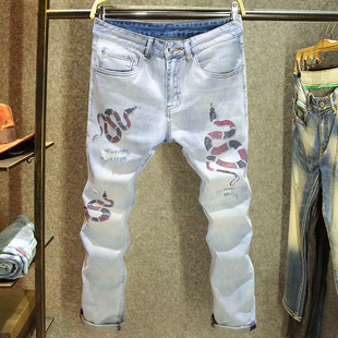 蛇年时尚烫钻牛仔裤男款夏季薄款修身小脚裤浅色潮牌破洞休闲裤子
