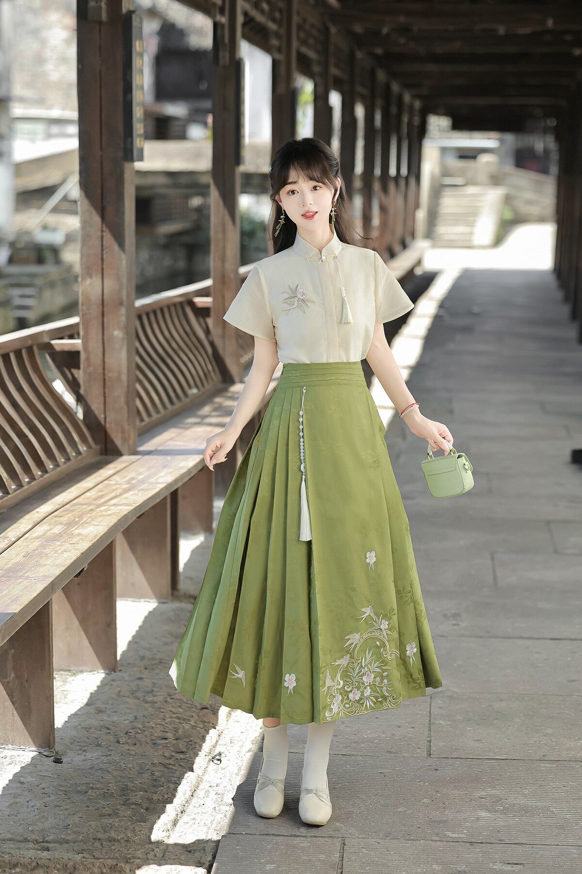 衔花令原创改良汉服女装日常国风新中式绣花上衣马面裙套装汉元素