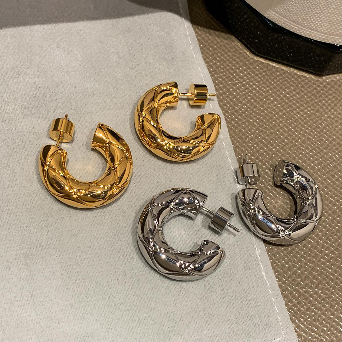 S925银针金属菱格纹圆圈耳环女轻奢高级感小众独特耳圈秋冬耳饰品