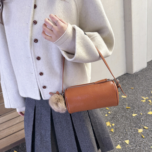 超火圆筒包包女式2025新款秋冬轻奢小众设计高级感斜挎保龄球小包