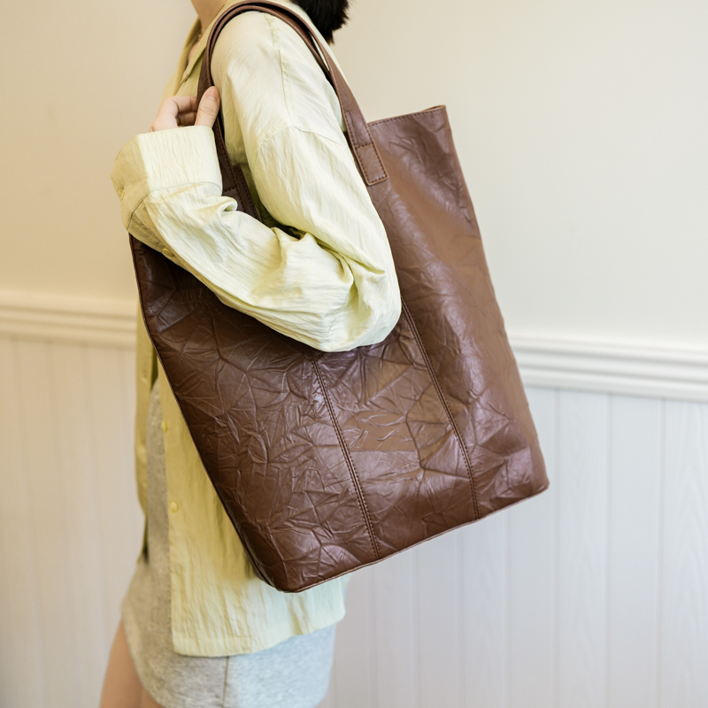 慵懒风褶皱水桶包女秋冬新款高级感单肩托特包