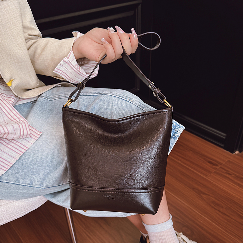 流行爆款包包女2025冬季新款超火美拉德复古水桶包百搭单肩斜挎包