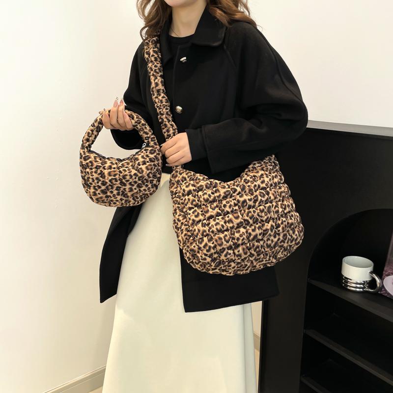 休闲褶皱豹纹饺子包手提百搭