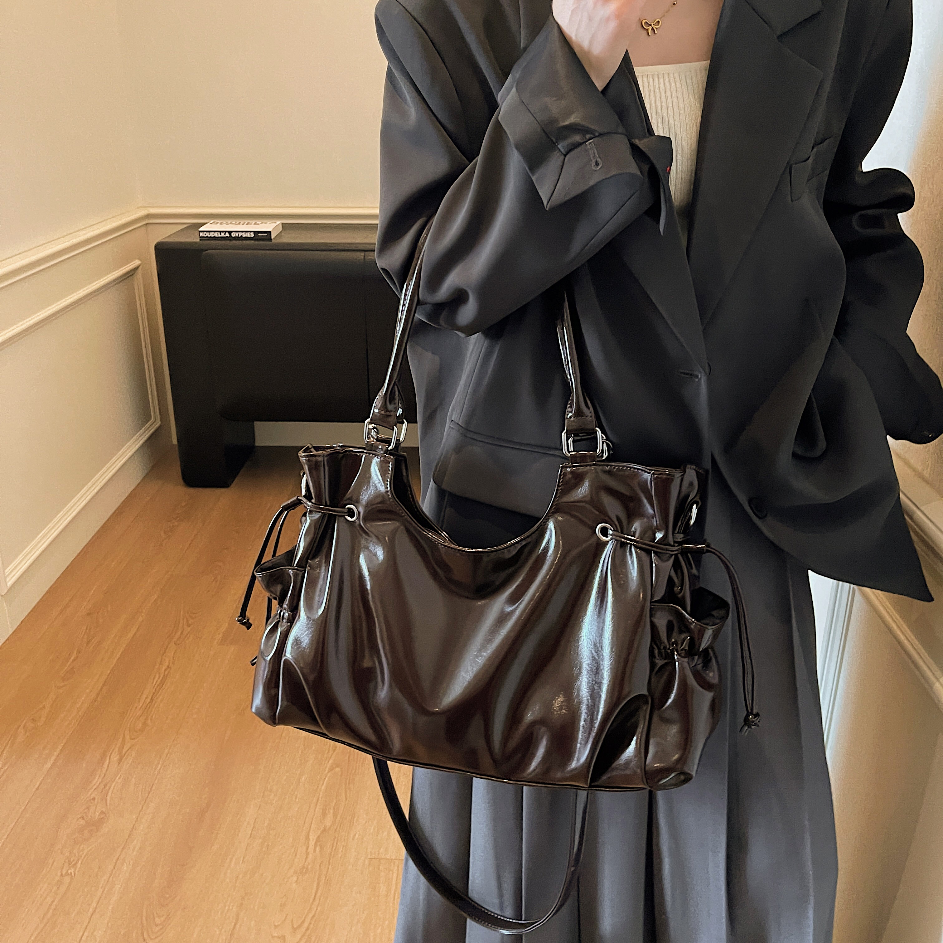 高级质感复古油蜡皮通勤包包女式2025新款辣妹风机车腋下包单肩包