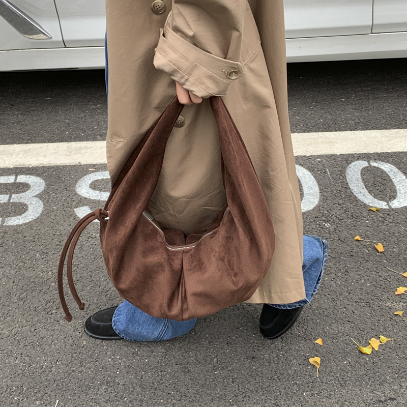 美拉德早秋新款麂皮绒单肩包ins复古大容量通勤时尚腋下饺子包女