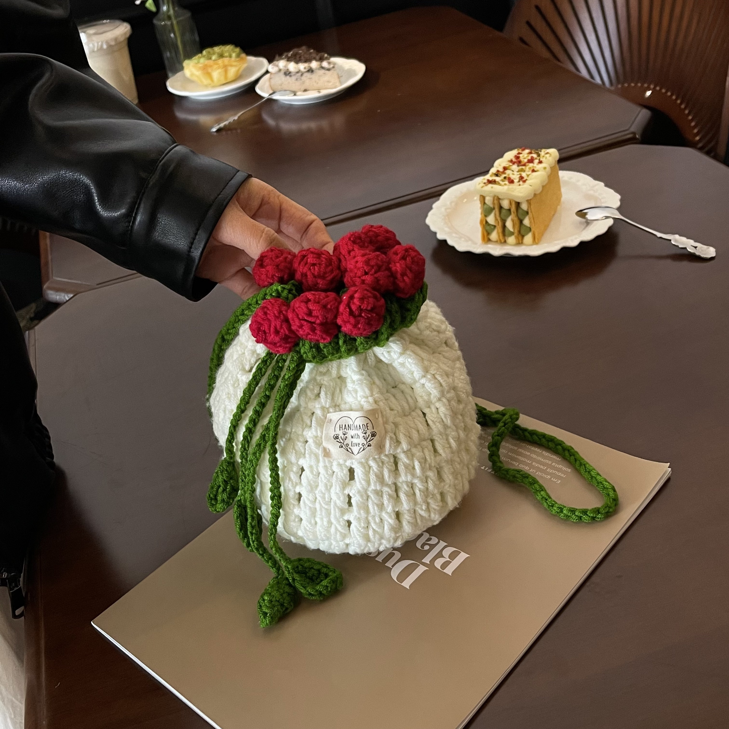 2025秋冬新款手工编织玫瑰花束包包毛线钩织水桶斜挎包洋气单肩包