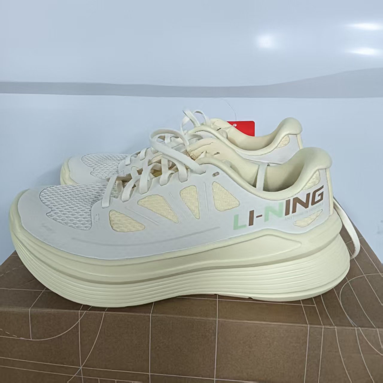 （瑕疵门店样鞋）李宁跑步女凌越跑鞋低帮防滑缓震保护跑鞋 ARSU0