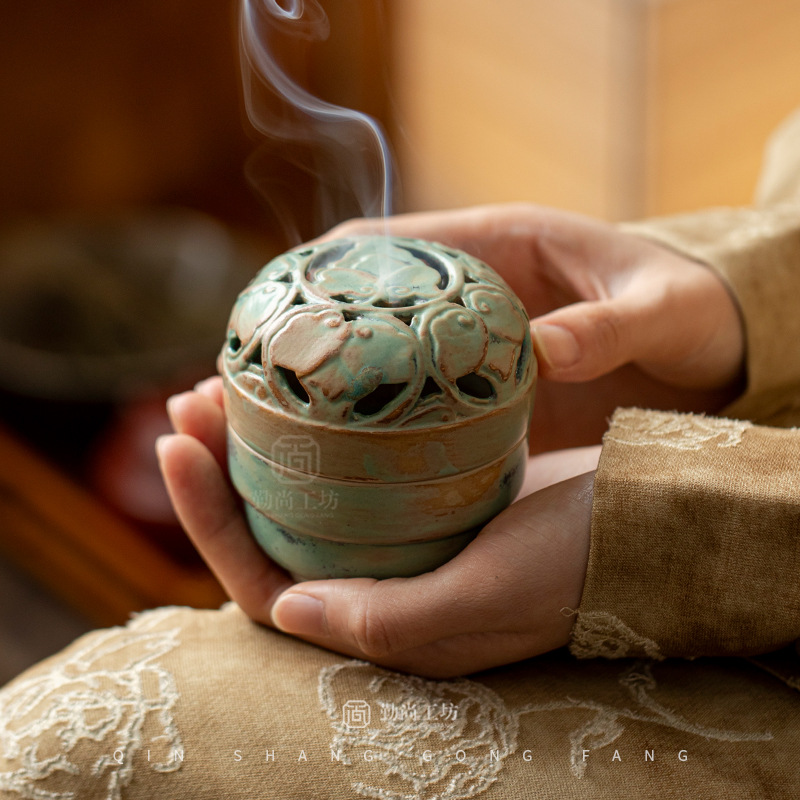 仿古青釉镂空陶瓷香炉