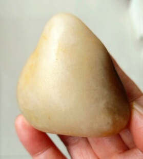 黄河渭河天然水冲白玉石籽料，石质细腻温润色彩纯真。把玩雕刻。