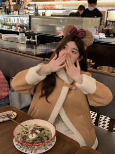 迟伞伞 冬日牧场麂皮羊羔毛外套女冬百搭驼色大衣 小别致