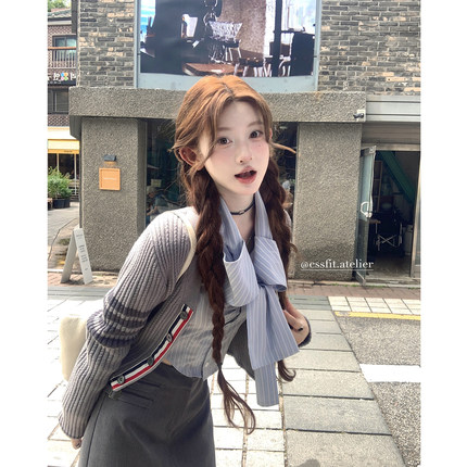 迟伞伞 tb画报少女 灰色羊毛开衫蝴蝶结衬衫双扣半裙短裙套装