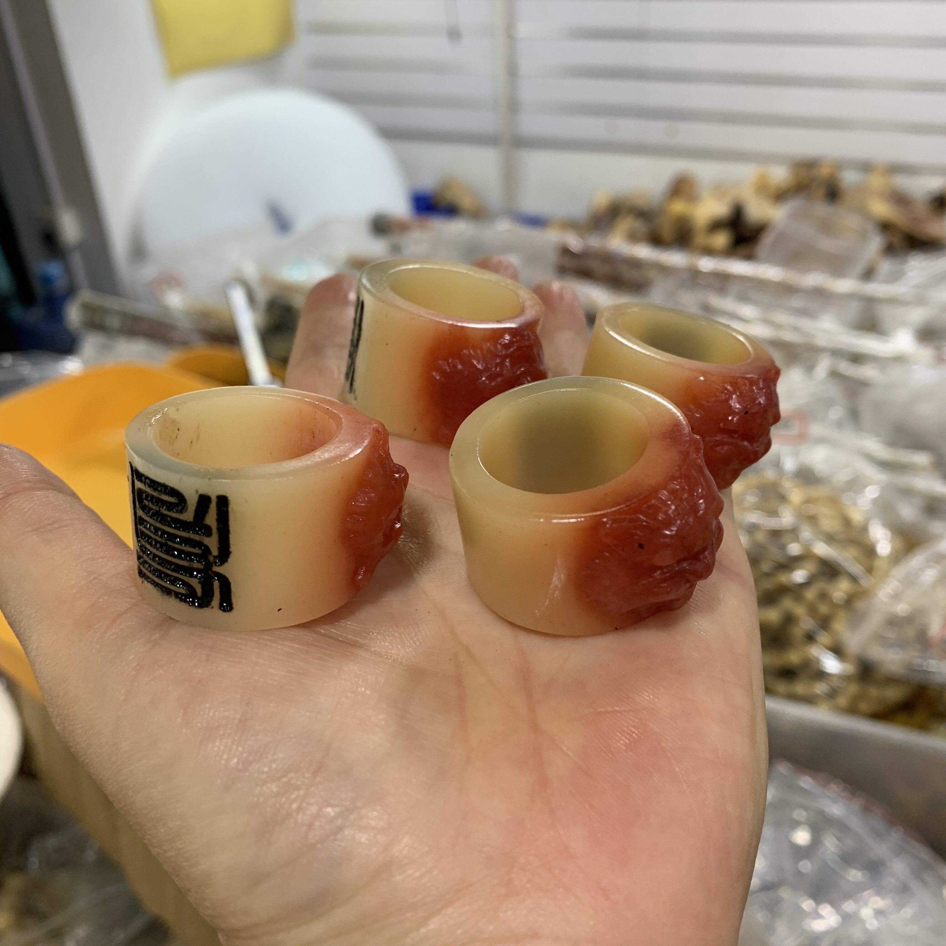 藏区天然驼骨扳指手工雕刻醒狮龙戒指男士半血骨DIY文玩