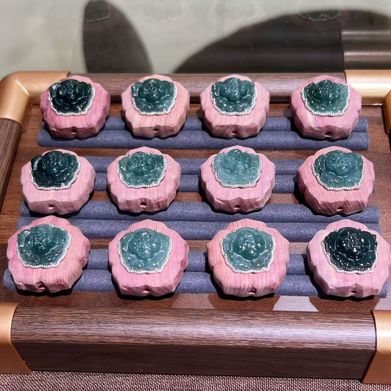 天然血柏木银边莲花镶嵌翡翠