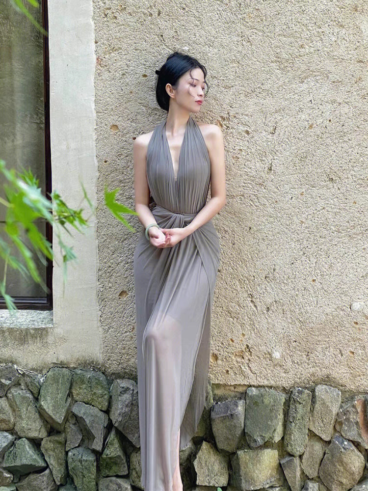 显瘦收腰露背挂脖性感礼服女