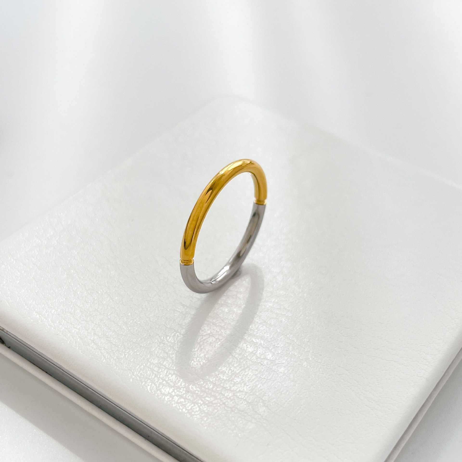 日韩时尚百搭小巧拼色细款戒指指环钛钢镀18K金饰品显细中指食指