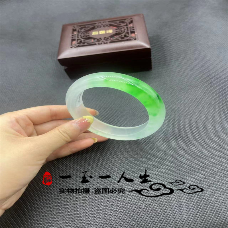 天然云南怒江独龙玉手镯冰种飘绿手镯翡翠色飘花石英岩玉手镯女款