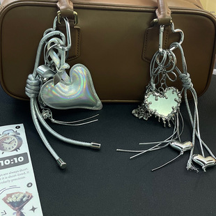 原创高级感银色爱心包包挂件金属风桃心银色编绳简约钥匙扣挂饰品
