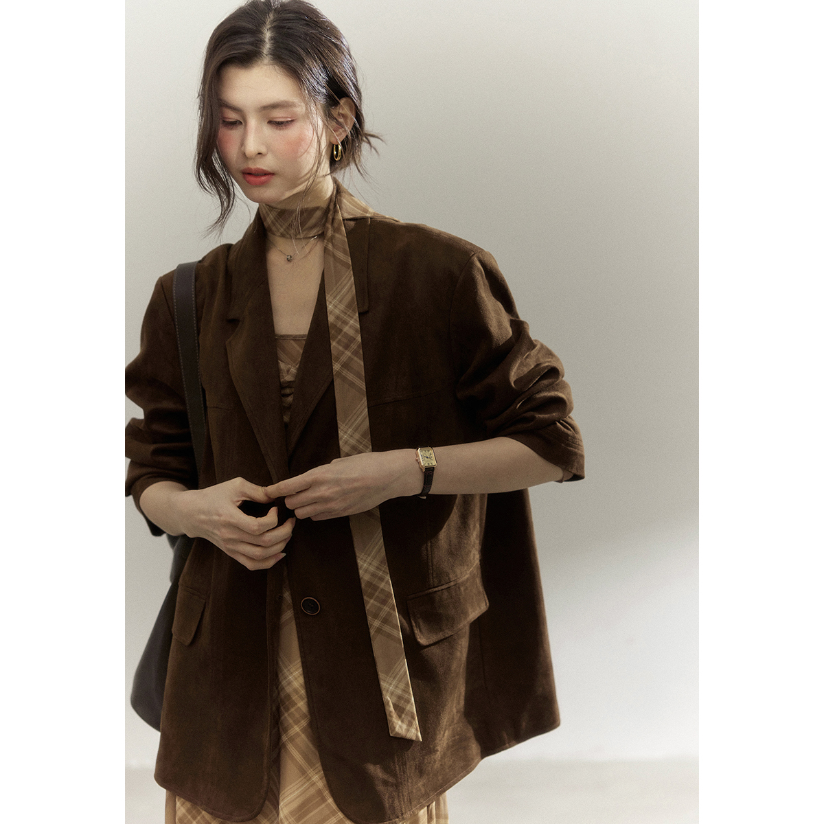 贰羊设计【绾宁】通勤高智感棕色麂皮绒西装外套女秋休闲宽松西服