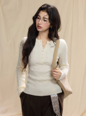 贰羊设计【暖笙】通勤实穿半开v领白色麻花毛衣女软糯修身打底衫