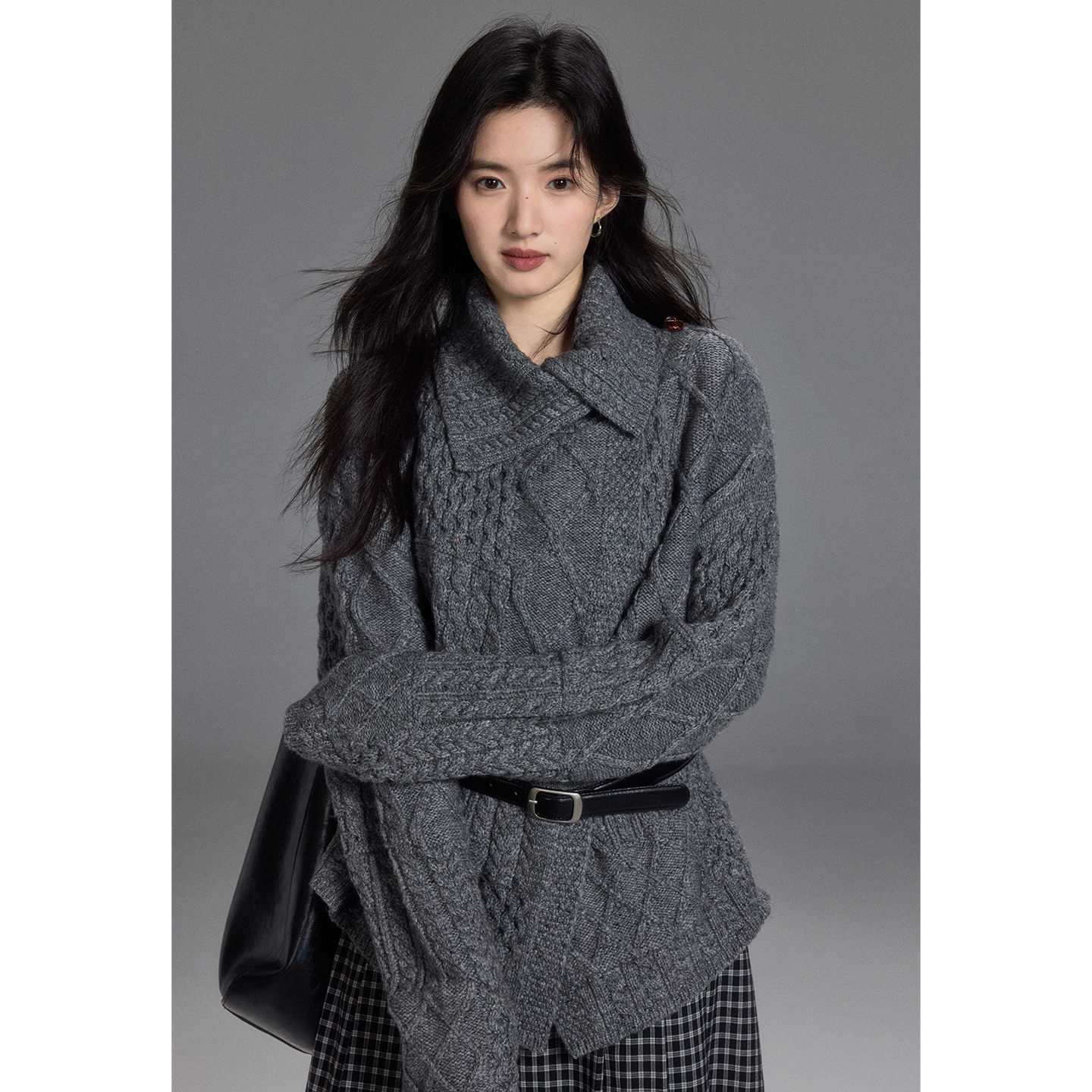 贰羊设计【卿安】复古时髦麻花灰色毛衣女不对称翻领慵懒通勤外套