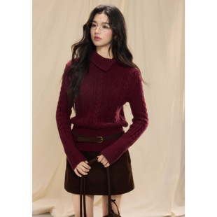 贰羊设计【归意】设计感绞花红色毛衣女不对称领翻领上衣新年圣诞