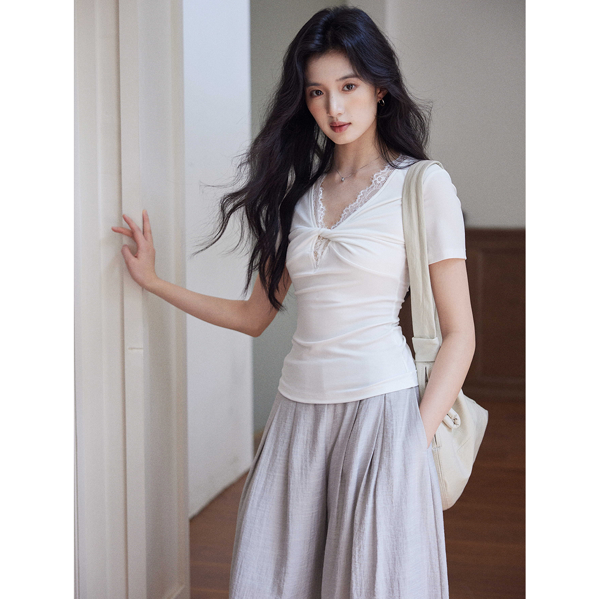 蕾丝v领白色短袖正肩T恤