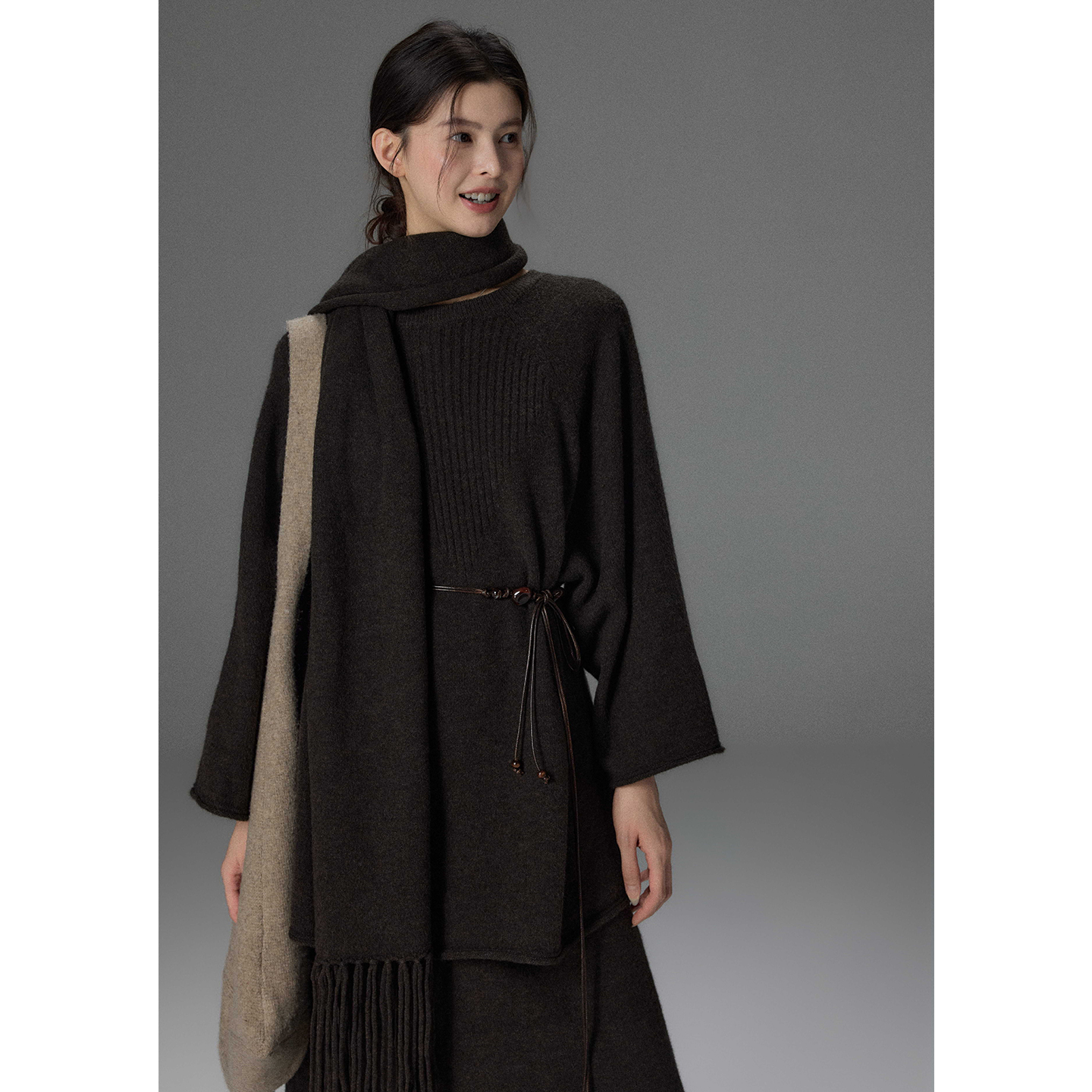 贰羊设计【绘月临】极简高级感三件套装女流苏围巾+毛衣慵懒半裙