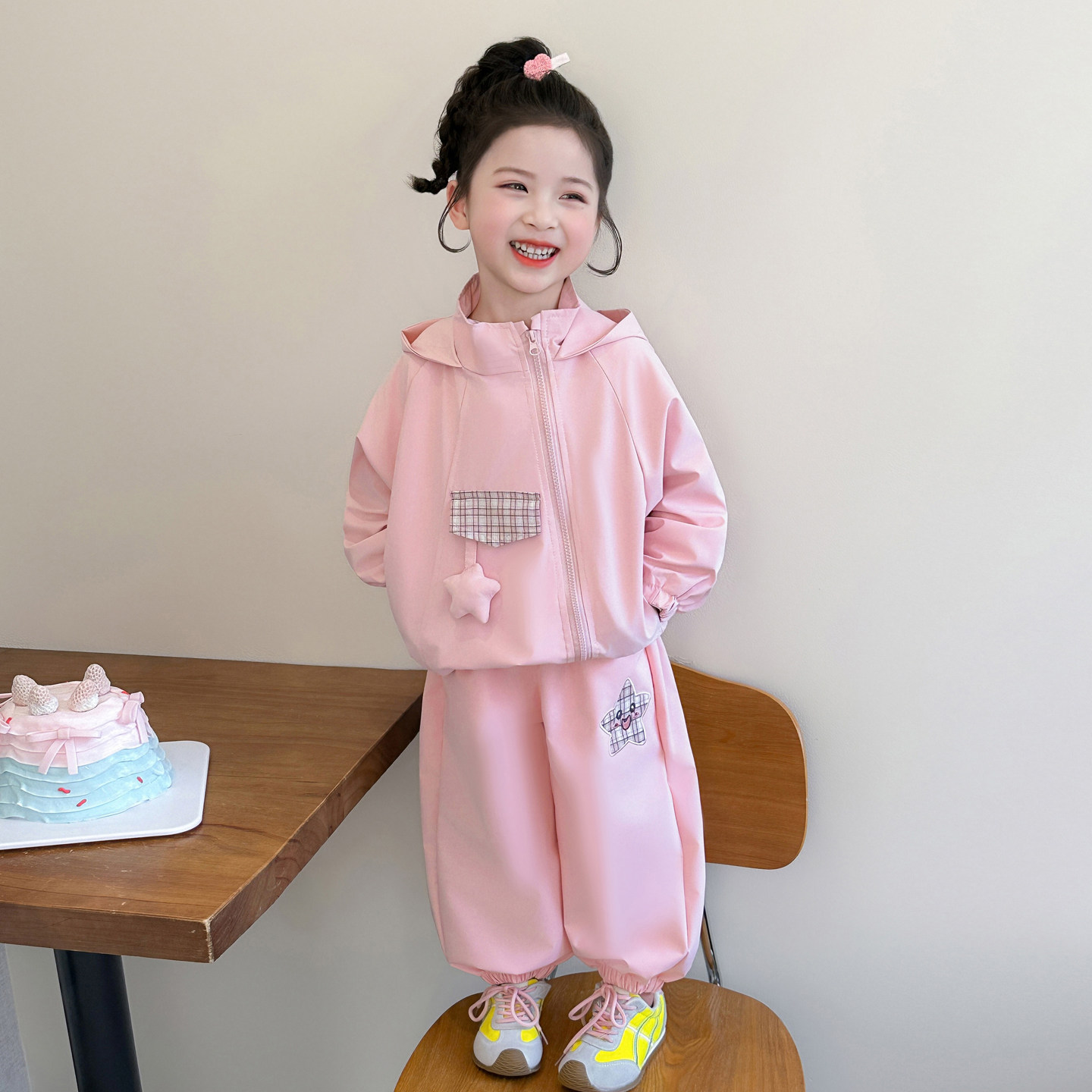 女童春秋套装2026新款儿童洋气卡通连帽运动两件套女宝宝时髦春装