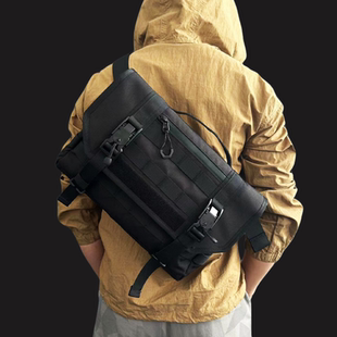 五弟装备大号鹤立邮差包男战术机能斜挎包磁吸扣快速反应单肩包女