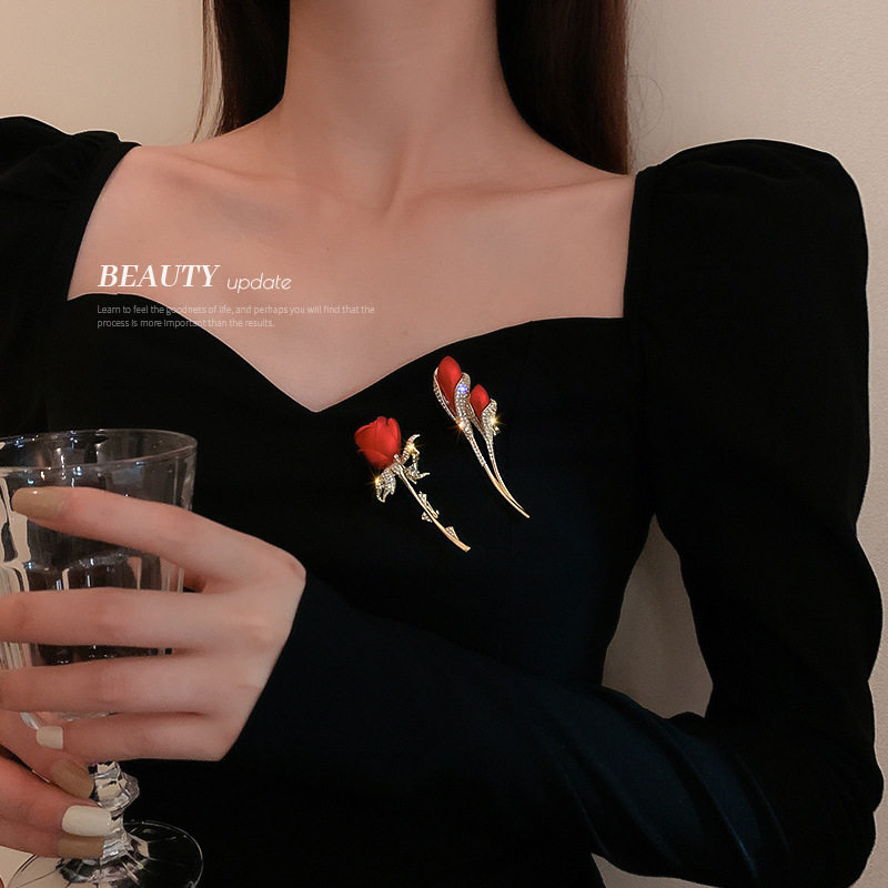 레드 로즈 브로치 코트 2024 새로운 트렌디 한 하이 엔드 여성의 절묘한 고급스러운 기질 브로치 코사지 액세서리