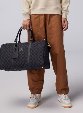 正品NIKE耐克Jordan棋盘格休闲织物老花行李单肩水桶包FJ6787-011