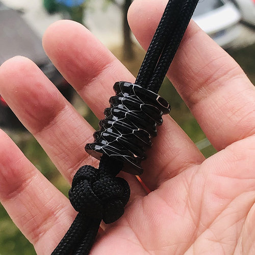 SSD黑色蜂巢树脂伞绳刀坠
