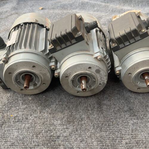 议价三台油泵电机YS-5624，90W，未使用，型号可维修