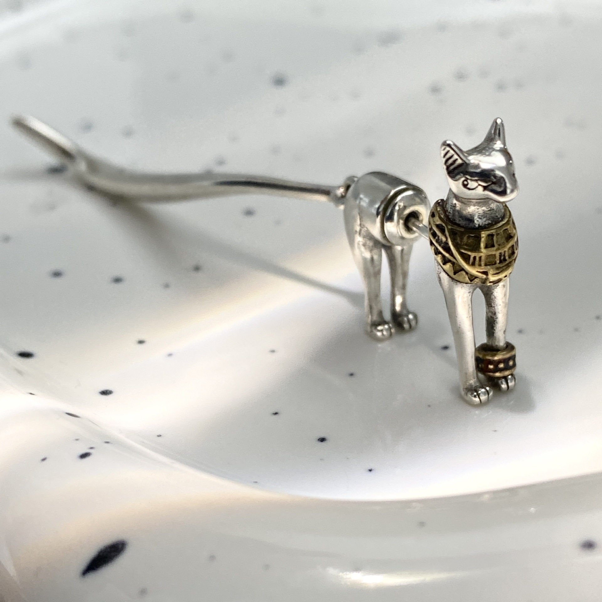 银单只金银撞色法老猫耳钉