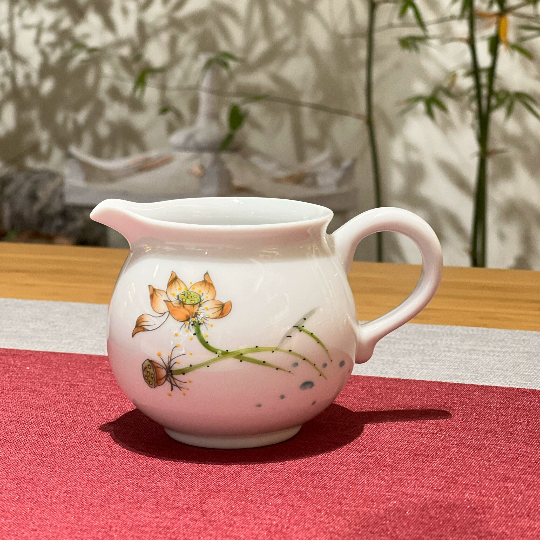 贵和祥粉彩金荷陶瓷带把手绘公道杯荷花简约大号分茶器白瓷茶海