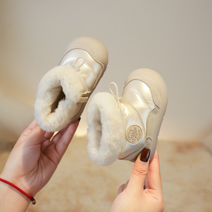2024新款宝宝雪地靴女童加绒保暖短靴冬季棉鞋1一3岁婴儿学步鞋子