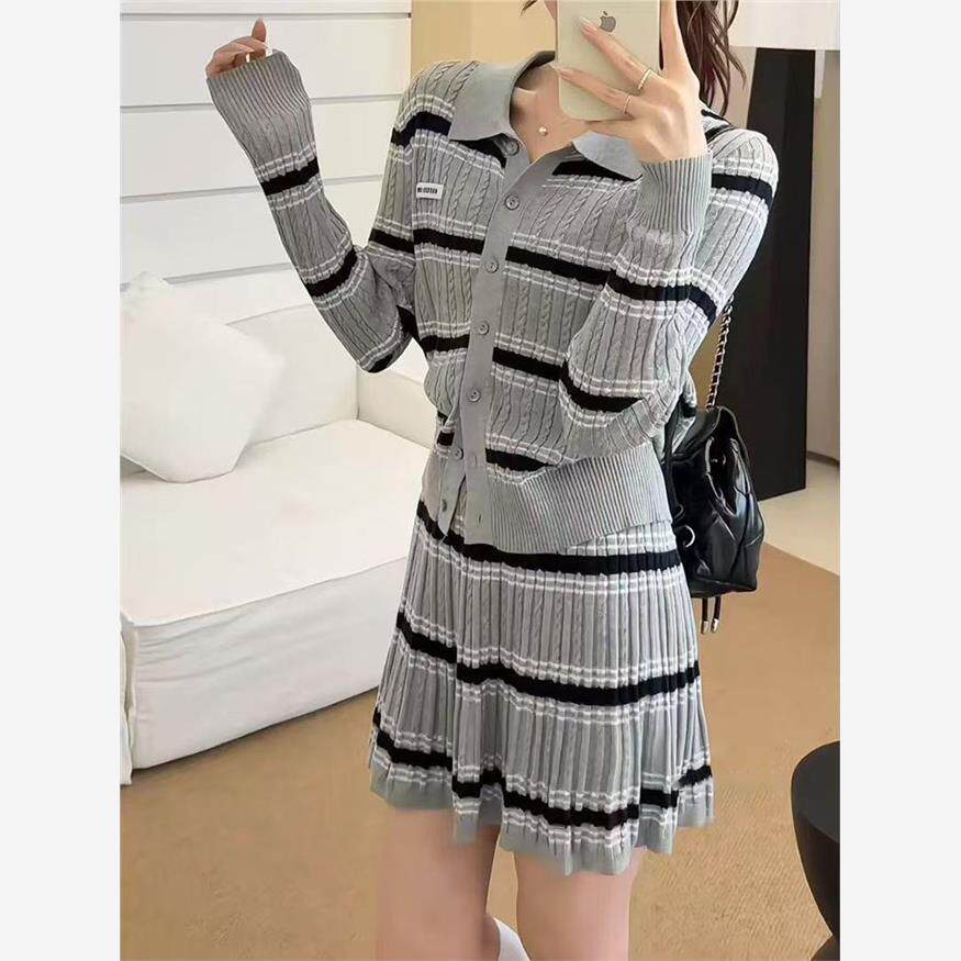 入秋穿搭一整套2025韩系独特超好看小个子针织条纹连衣裙子套装女