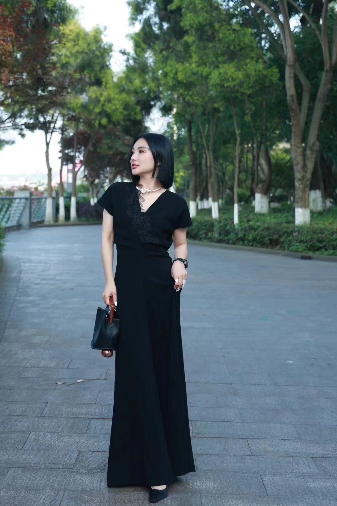 24夏设计蕾丝拼接V领两面可穿中长款连衣裙休闲衣裙女短袖连衣裙