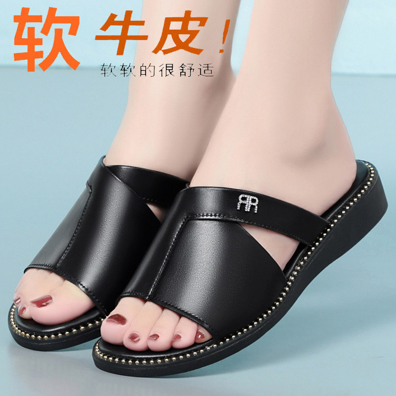 妈妈拖鞋女款夏季外穿2026年新款透气真皮软底一字拖中年平底凉拖