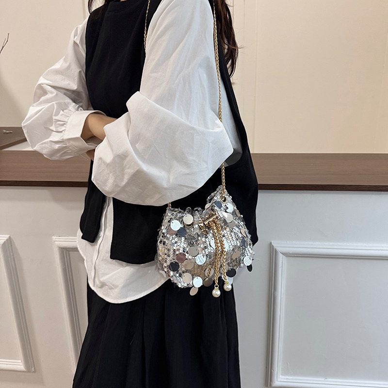 韩版小众闪亮亮片抽带水桶包2026夏季新款单肩包斜挎包时尚休闲包,箱包皮具/热销女包/男包,通用款女包,淘宝优惠券,粉丝福利购,淘宝优惠卷