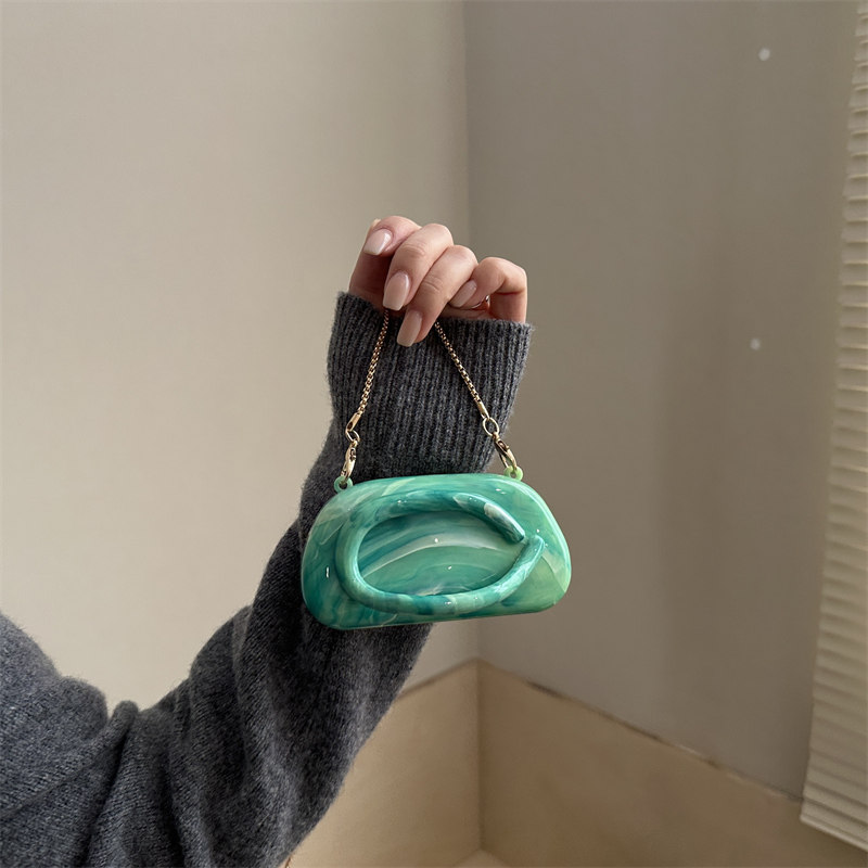 2026新款轻奢洋气单肩链条斜挎包个性撞色晕染亮面质感手提小方包