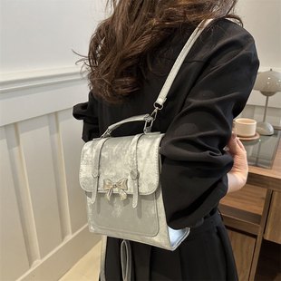 今年流行银色双肩包女2026新款出游旅行背包学生小书包多用斜挎包
