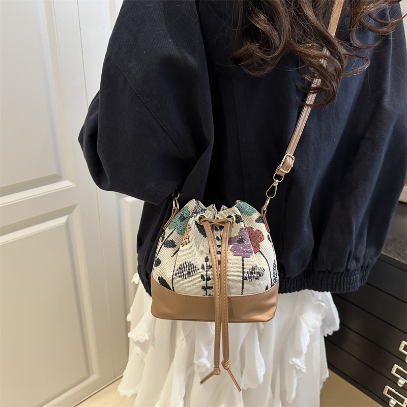 斜跨包时尚百搭女包水桶包