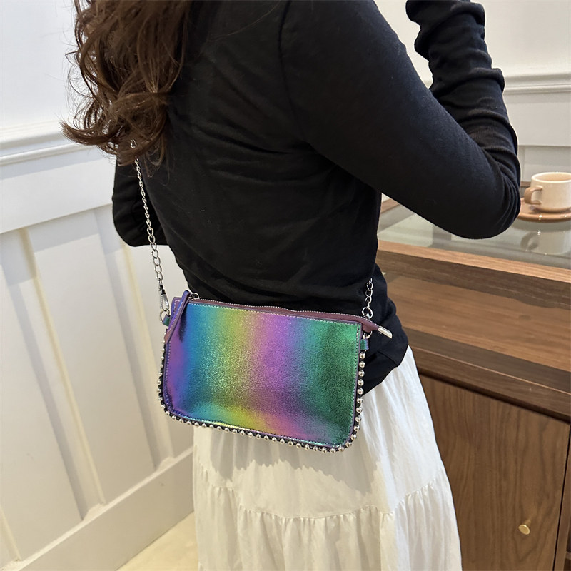 质感女包2026新款链条质感信封包百搭时尚铆钉饰炫彩单肩斜挎小包