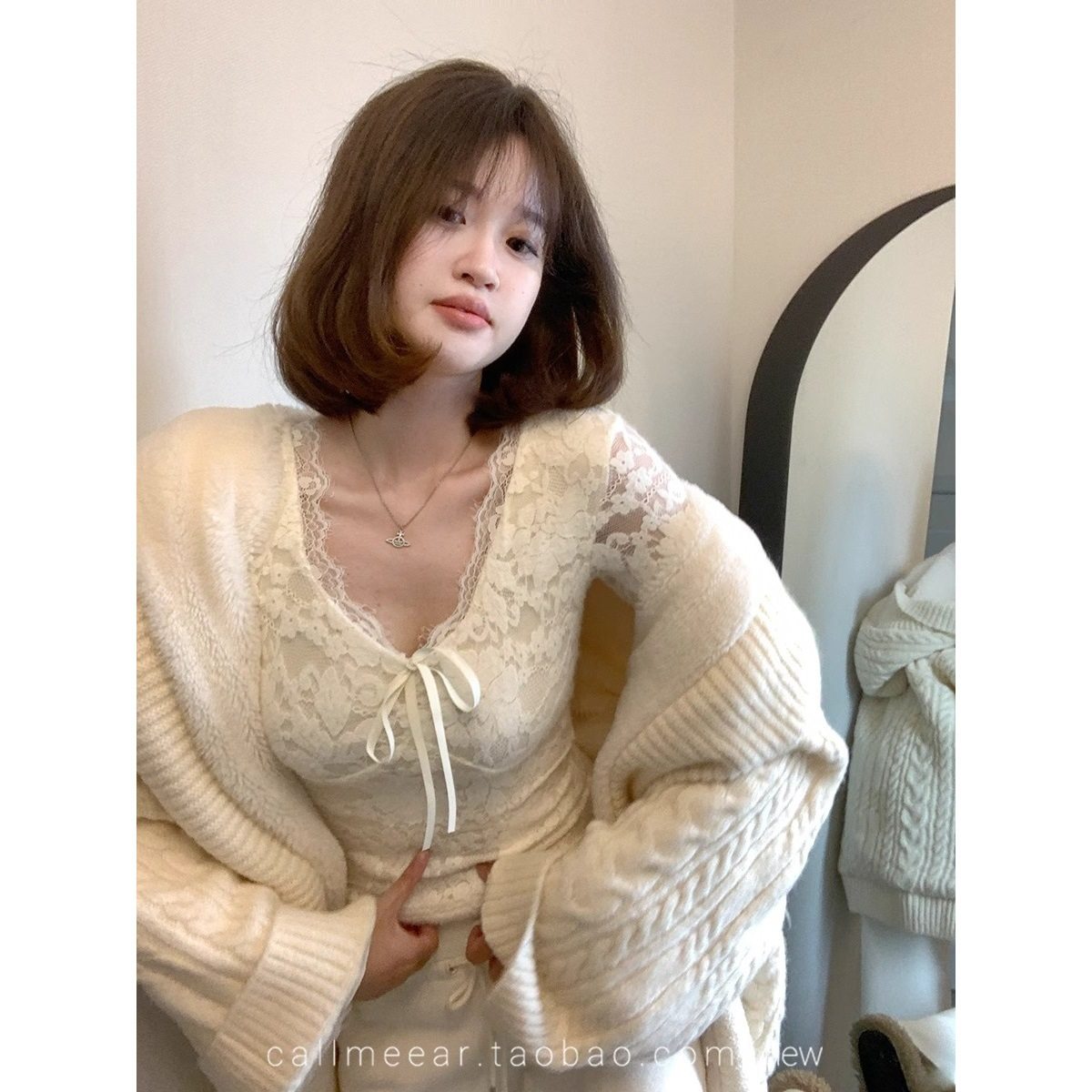 高级感磨毛加绒加厚V领蕾丝内搭打底衫女秋冬洋气配毛衣叠穿小衫