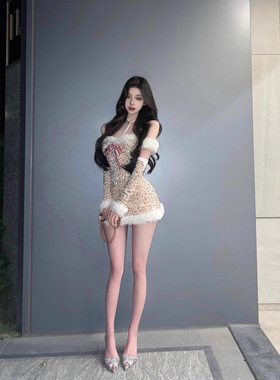 礼盒装圣诞战袍氛围感闪片挂脖抹胸连衣裙秋冬性感收腰包臀裙