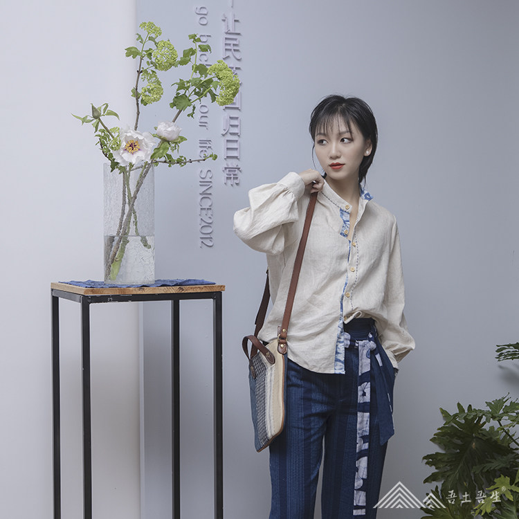 吾土吾生势力周春新款本色亚麻蓝染扎染拼接手缝法式灯笼袖女衬衫